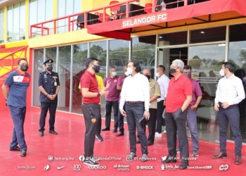 KIM Pan Gon dan barisan kejurulatihan Harimau Malaya melawat Pusat Latihan FAS di Shah Alam semalam. - IHSAN FAM