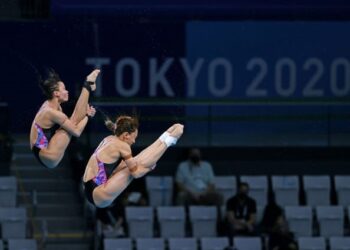 LEONG Mun Yee (kanan) dan Pandelela Rinong melakukan terjunan dalam saingan 10 meter platform seirama Sukan Olimpik 2020 di Pusat Akuatik Tokyo, semalam. – AFP