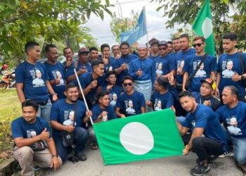 MOHD. Ridzuan Hashim bersama anak-anak muda di Guar Sanji, Perlis, hari ini.