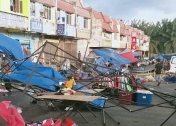 Keadaan khemah jualan peniaga di pasar malam Batu Anam, Segamat yang rosak dilanda ribut petang semalam 
Gambar: Media sosial