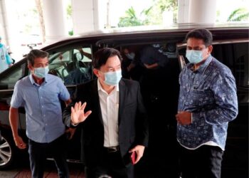 PAUL Yong (tengah)  yang menghadapi tuduhan kes rogol pembantu rumah warga Indonesia tiba di Mahkamah Tinggi Ipoh, semalam untuk mengikuti perbicaraan kes. – UTUSAN/ZULFACHRI ZULKIFLI