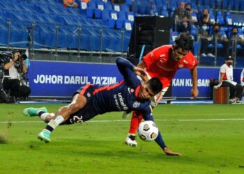 PENYERANG JDT, Safawi Rasid dijatuhkan pemain pertahanan KL City, Muhamad Irfan Zakaria dalam aksi Liga Super di Stadium Sultan Ibrahim, Iskandar Puteri semalam. - UTUSAN/RAJA JAAFAR ALI