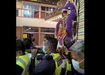 Polis membantu mengangkat pedati pada pukul 3 pagi semalam di Kuil Sri Maha Mariamman, Jalan Tun H. S Lee.