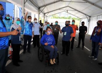 AHMAD Ahmad Faizal Azumu (tiga dari kiri) dan Senator Datuk Ras Adiba Radzi ketika hadir melawat PPV Pandu Lalu OKU Sentral di Pusat Akuatik MBJB Arena Larkin hari ini. - UTUSAN/RAJA JAAFAR ALI