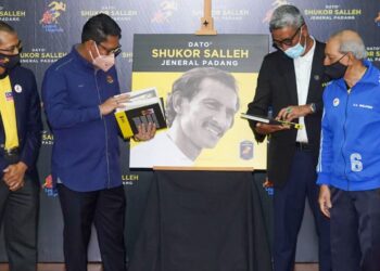 AHMAD Faizal Azumu (dua, kiri) merasmikan buku Dato Shukor Salleh - Jeneral Padang di Kelana Jaya semalam. Turut kelihatan, Shukor Salleh (kanan), Mohd. Yusoff Mahadi (dua, kanan) dan Zabidi Sultan. – UTUSAN/SHIDDIEQIIN ZON