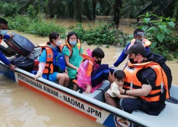 PELANCONG yang terkandas di Taman Negara Kuala Tahan dibawa keluar petang semalam.