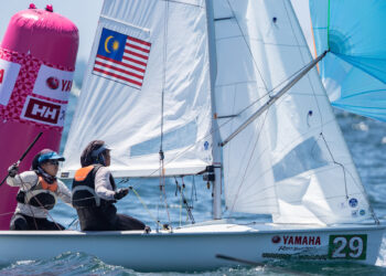 Nuraisyah Jamil dan Juni Karimah Noor Jamali beraksi dalam saingan 470 wanita di Pelabuhan Kapal Layar Enoshima hari ini. - IHSAN WORLD SAILING