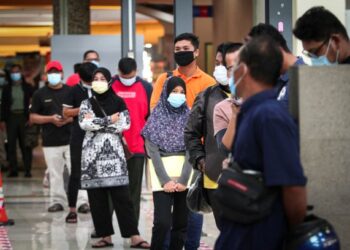 ORANG ramai terus dinasihatkan memakai pelitup muka dan menjaga SOP jika terpaksa keluar bagi urusan penting.