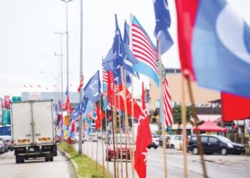 BENDERA-BENDERA parti sudah mula menghiasi jalan utama di pekan Kapar menjelang PRU15 pada 19 November ini. – FOTO/SHIDDIEQIIN ZON