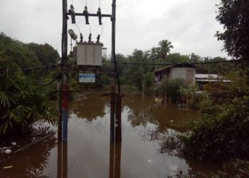 PENANDA di Sungai Golok menunjukkan paras air sungai tersebut kini melebihi paras bahaya hari ini. - FOTO/YATIMIN ABDULLAH