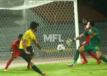 PENYERANG Penang Sheriddin Boboev  melakukan rembatan kencang untuk gol kedua tuan rumah dalam pertembungan menentang PJ City bagi aksi Liga Super malam tadi.