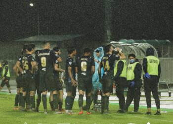 TOMAS Trucha memberi arahan kepada pemain Penang FC ketika menentang Sarawak United dalam aksi Piala Malaysia di Stadium Bandaraya, Pulau Pinang semalam. - IHSAN PENANG FC