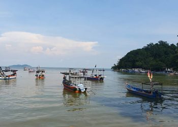 KAWASAN perikanan Teluk Kumbar, Pulau Pinang didakwa semakin dipenuhi nelayan etnik Rohingya termasuk yang berpindah dari Bukit Malut, Langkawi, Kedah, sekali gus menimbulkan rasa kurang senang penduduk tempatan.