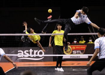 PENANG Black Panthers (kanan) yang menerima sokongan padu penyokong di Spice Arena, Bayan Baru malam ini mempamer aksi bertenaga ketika menumpaskan Selangor Pistons 21-13, 22-20. - IHSAN STL