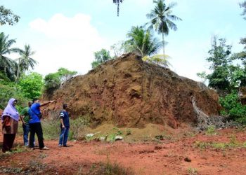 PENEROKA, penerokawati dan generasi kedua Felda Bukit Goh meninjau kawasan ladang kelapa sawit mereka yang terbiar selepas perlombongan bauksit dihentikan di tanah rancangan itu sejak Januari 2016.