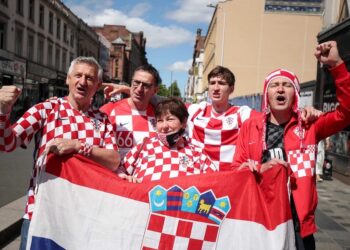 PENYOKONG Croatia yang menyewa pesawat peribadi ke Glasgow akhirnya terpaksa menonton perlawanan Euro 2020 di Prague. - IHSAN MEDIA SOSIAL