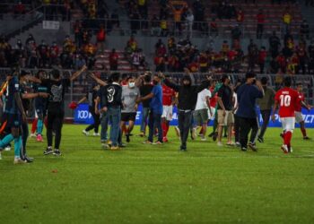 Gelagat penyokong merempuh  masuk ke padang ketika meraikan kejayaan Kuala Lumpur City mara ke separuh akhir Piala Malaysia di Stadium Bola Sepak Kuala Lumpur, Cheras, malam ini.- Gambar: SHIDDIEQIIN ZON