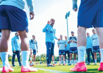 PEP Guardiola memberi arahan ketika sesi latihan Manchester City.-AFP