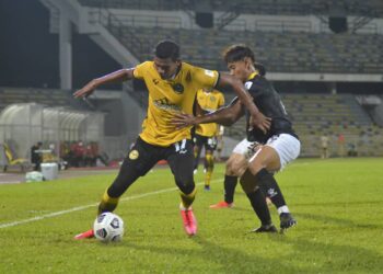 PENYERANG Perak II, Aqil Hilman Danial Roslan (kiri) diasak pemain Projek FAM-MSN, Adam Iskandar Mohd. Isyak dalam perlawanan Liga Perdana di Stadium Perak, Ipoh semalam. - UTUSAN/ZULFACHRI ZULKIFLI