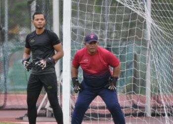 ZURAIMI Hassan (kanan) dan Zamir Selamat ketika sesi latihan pasukan Perak FC di Ipoh.