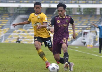 PERTAHANAN Terengganu II, Muhammad Alif Zakaria (kanan) diasak pemain Perak II, Royizzat Daud dalam perlawanan Liga Perdana di Stadium Perak, Ipoh hari ini. - UTUSAN/ZULFACHRI ZULKIFLI