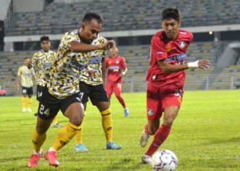 PEMAIN Perak FC,  Mohamad Farid Khazali (kiri) diasak  pemain PDRM FC, Mohamad Nabil Ahmad Latpi  dalam perlawanan Liga Perdana di Stadium Perak, Ipoh hari ini.-  UTUSAN/ZULFACHRI ZULKIFLI