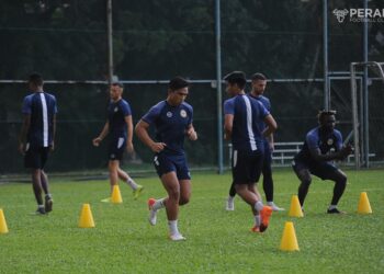 PEMAIN Perak menjalani latihan akhir kelmarin menjelang pertemuan menentang Selangor dalam aksi pembukaan Piala Malaysia malam ini.