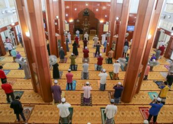 JEMAAH menunaikan solat Jumaat di Masjid Negeri Arau, kelmarin. Perlis adalah antara lima negeri yang memasuki Fasa 2 PPN mulai esok. - 
UTUSAN/ SHAHIR NOORDIN