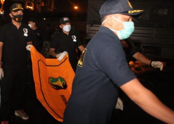 ANGGOTA penyelamat membawa serpihan pesawat yang ditemukan di lokasi kejadian di sebuah pelabuhan di Jakarta, semalam - AFP