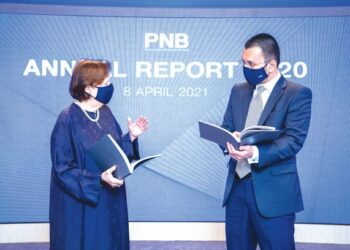 ZETI Aziz membincangkan sesuatu dengan Ahmad Zulqarnain Onn selepas pelancaran Laporan Tahunan 2020 PNB secara maya, di Kuala Lumpur baru-baru ini.