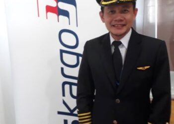 KAPTEN Hamdan Kapten Hamdan Che Ismail menerbangkan pesawat Airbus 330-300, MH604 yang membawa sebanyak 312,390 dos vaksin Covid-19 ke Malaysia hari ini.