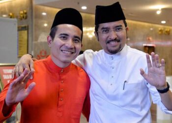 ASYRAF Wajdi Dusuki (kanan) dan Shahril Suffian Hamdan perlu diberi kepercayaan penuh untuk mengemudi UMNO.