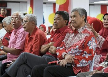 KADANG-KADANG kita terlupa dengan presiden UMNO yang sebelum-sebelumnya terbiasa bahawa ’presiden UMNO itu jugalah PM’, tetapi 
rupa-rupanya terlupa juga PM bukannya presiden UMNO lagi.