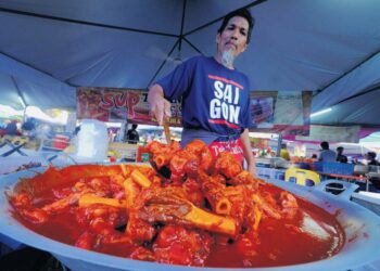 SUP gear box yang baharu muncul ini yang turut dikenali dengan nama sup tulang merah di Singapura perlu menunggu tempoh panjang sebelum mahu diangkat sebagai makanan warisan Malaysia. – GAMBAR HIASAN