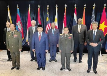 SETIAUSAHA Pertahanan AS, Lloyd Austin (tiga dari kanan) bersama menteri pertahanan negara-negara Asia Tenggara yang menghadiri Dialog Shangri La 2023 di Singapura, 3 Jun lalu. – AFP