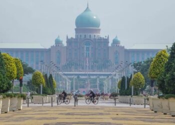 HAMPIR dua dekad diisytiharkan sebagai Wilayah Persekutuan dengan 100,000 penduduk, Putrajaya masih belum mempunyai stesen radio sendiri. – GAMBAR HIASAN/AMIR KHALID