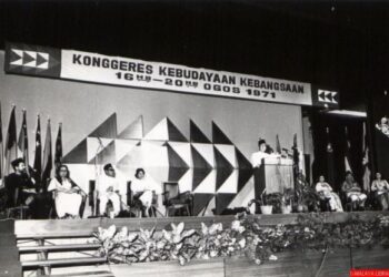 ABDUL Razak Hussein berucap dalam Kongres Kebudayaan Kebangsaan yang berlangsung di Universiti Malaya, Kuala Lumpur pada 1971. – U-MALAYA LIBRARY