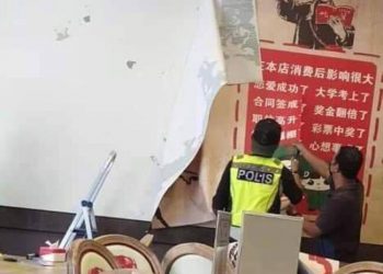 PIHAK polis bertindak menurunkan hiasan dinding dan merampas pinggan yang memaparkan karikatur Mao Tse Tung berserta tentera komunis China, baru-baru ini. – TWITTER MYWATCH