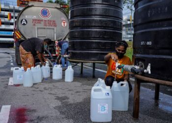 TANGKI kecemasan dicadang diwujudkan di setiap sembilan daerah di Selangor bagi mengatasi masalah gangguan bekalan air yang kerap berlaku. – GAMBAR HIASAN/AMIR KHALID