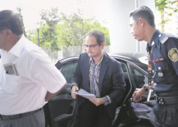 MAJLIS Peguam menganggap kesanggupan Peguam Negara memohon DNAA terhadap Riza Aziz (tengah) adalah sesuatu yang sukar difahami. – UTUSAN