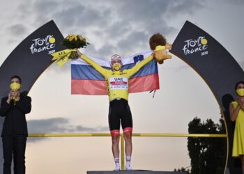 TADEJ Pogacar meraikan kejayaan muncul juara Tour de France selepas menamatkan peringkat ke-21 dan terakhir dari Mantes-la-Jolie ke Champs Elysees Paris, Perancis hari ini. - AFP