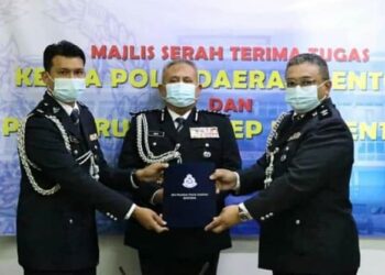 MOHD. Shahril Abdul Rahman (kiri) menyerahkan tugas kepada Zaiham Mohd. Kahar (kanan) sambil disaksikan oleh Abd. Jalil Hassan di Balai Polis Karak di Bentong, Pahang.