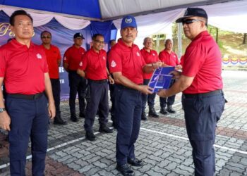 AZMI Abu Kassim (tengah) menyampaikan sijil penyertaan LDP kepada wakil dari IPD Putrajaya, ACP A. Asmadi Abdul Aziz (kanan) pada Majlis Penutup Latihan Dalam Perkhidmatan (LDP) di Markas Operasi Pasukan Polis Marin, Putrajaya. - UTUSAN/FAISOL MUSTAFA