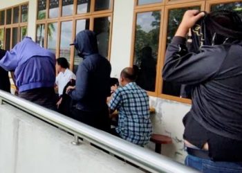 SEORANG Inspektor dan dua koperal polis dituduh menerima rasuah berjumlah RM11,800 di Mahkamah Sesyen Alor Setar semalam.