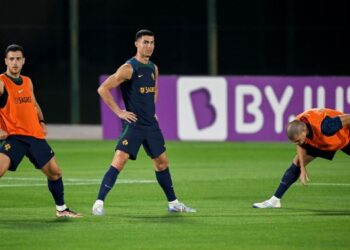 CRISTIANO Ronaldo (tengah) menyertai sesi latihan Portugal bersama bersama Diogo Dalot (kiri) dan Pepe di Al Shahaniya SC, Doha semalam menjelang pertemuan menentang Maghribi. – AFP