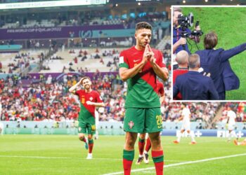 GONCALO Ramos meraikan kejayaannya meledak hatrik dalam penampilan sulung pada Piala Dunia ketika Portugal membelasah Switzerland 6-1 
di Stadium Lusail, semalam pada ketika Cristiano Ronaldo (gambar kecil) diketepikan daripada kesebelasan utama.