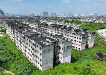 Keadaan sebuah projek perumahan terbengkalai yang dibiarkan begitu sahaja sejak bertahun-tahun  di Taman Selayang Mutiara, Selayang. 
– UTUSAN/SHIDDIEQIIN ZON