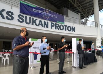 Kompleks Sukan Proton Tanjung Malim digunakan sebagai Pusat Pemberian Vaksin. - GAMBAR/PROTON