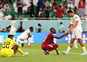 PENYERANG Qatar, Almoez Ali (tengah) bersalaman dengan pemain Senegal, Iliman Ndiaye (kanan) sejurus tamat perlawanan Kumpulan A, Piala Dunia 2022 di Stadium Al-Thumama, Doha hari ini. - AFP