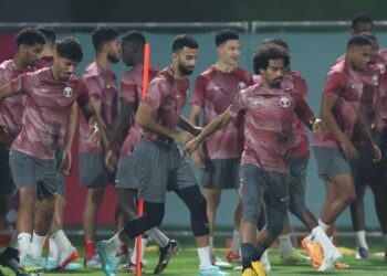 PEMAIN Qatar menjalani latihan di Doha semalam dalam persiapan menghadapi Ecuador pada aksi pembukaan Piala Dunia 2022 esok. – AFP